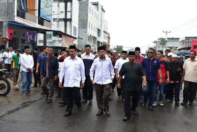 Berjalan Kaki di Rintik Hujan, Rosman - Musmulyadi Daftar ke KPU Inhil